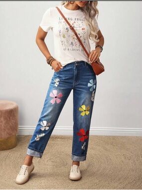 NIP Floral embroidery denim jeans.🌺🌸